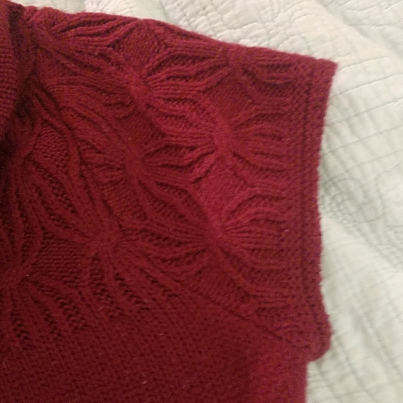 Design History wine colored short sleeve sweater - Picture 3 of 3